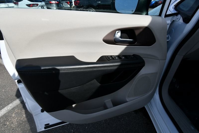 2024 Chrysler Voyager LX