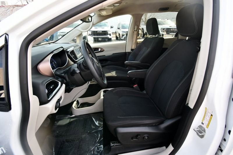 2024 Chrysler Voyager LX