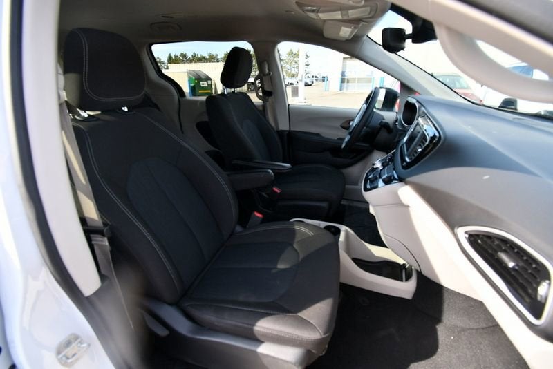 2024 Chrysler Voyager LX