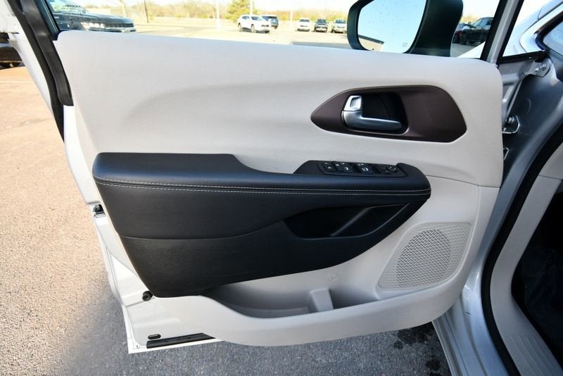 2024 Chrysler Voyager LX