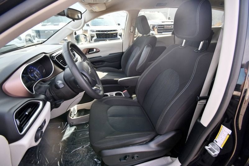 2024 Chrysler Voyager LX