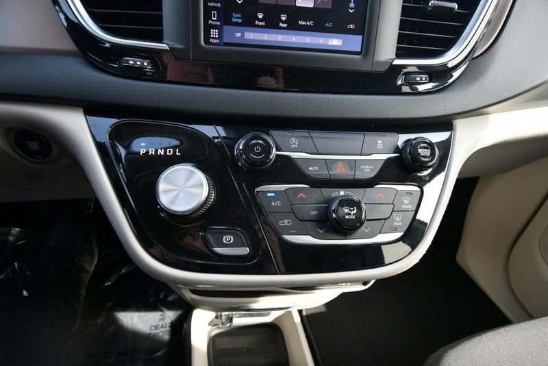 2024 Chrysler Voyager LX