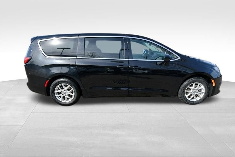 2024 Chrysler Voyager LX
