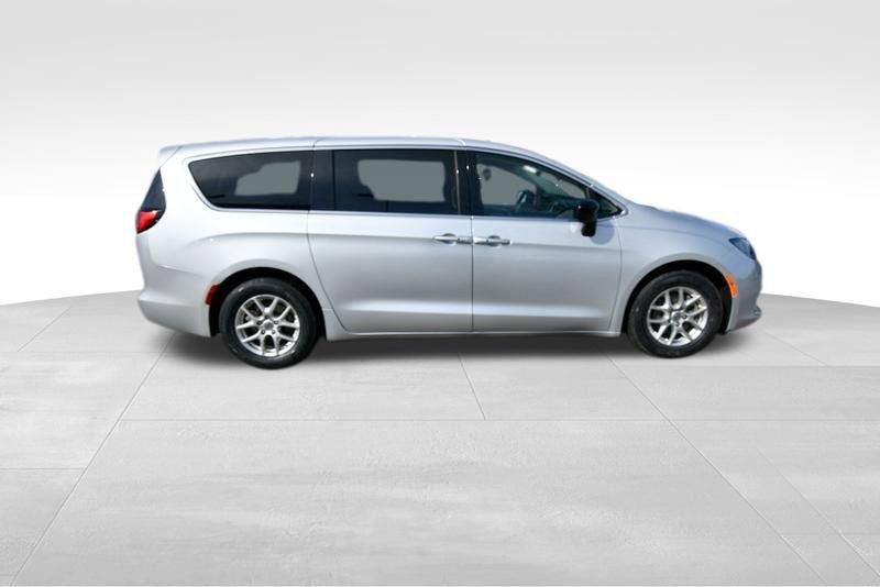 2024 Chrysler Voyager LX